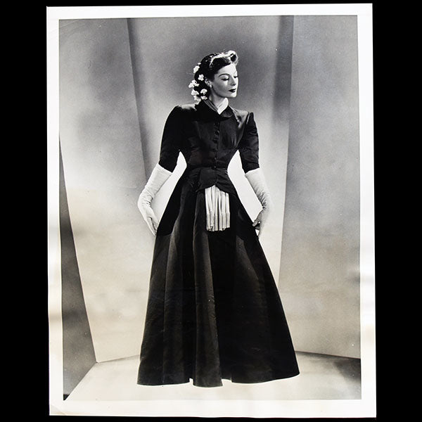 Nur 70.00 EUR für Cristobal Balenciaga - Robe de satin noir pour 1940  Online im Shop.